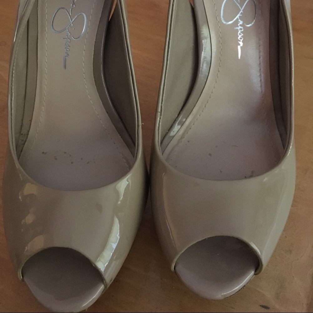 Beautiful pair of Jessica Simpson peep toe heels!